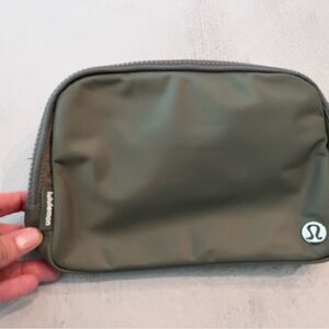 lululemon athletica green 2L belt bag